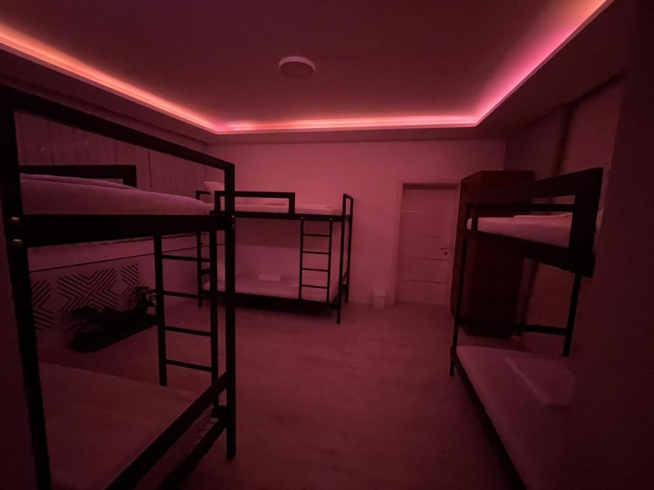 Shesh Hostel Pristina Extérieur photo